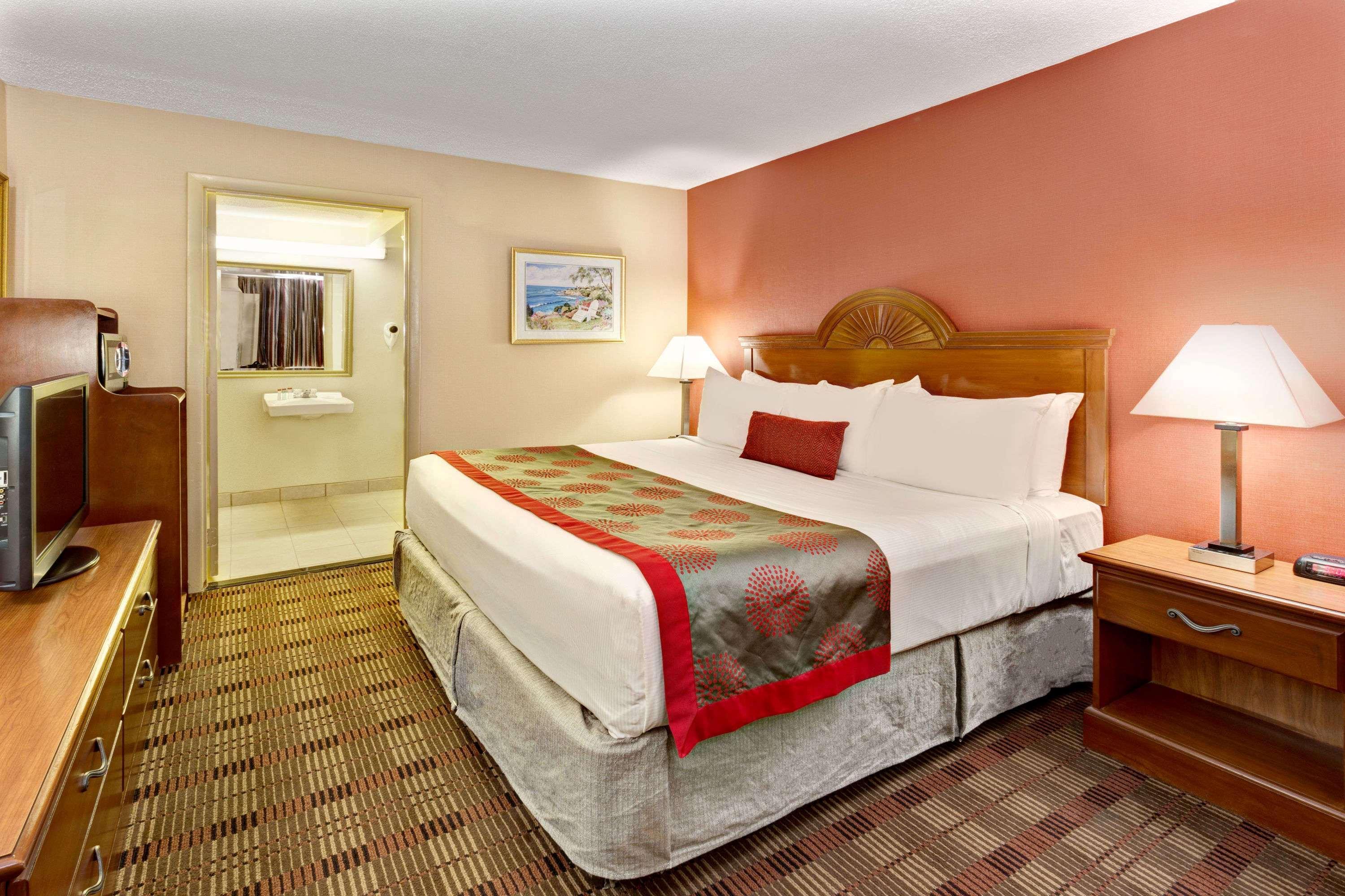 Ramada By Wyndham Baltimore West Exteriör bild