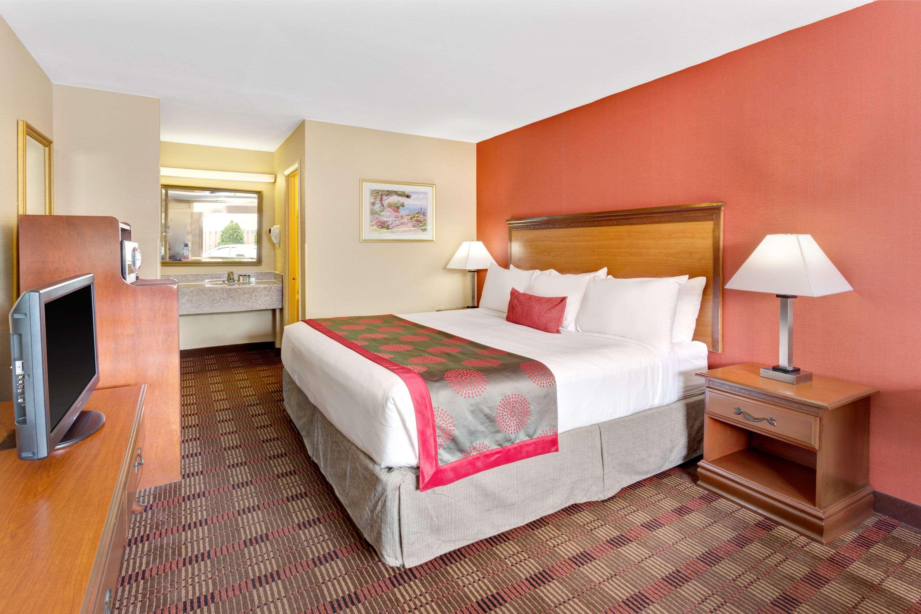 Ramada By Wyndham Baltimore West Exteriör bild