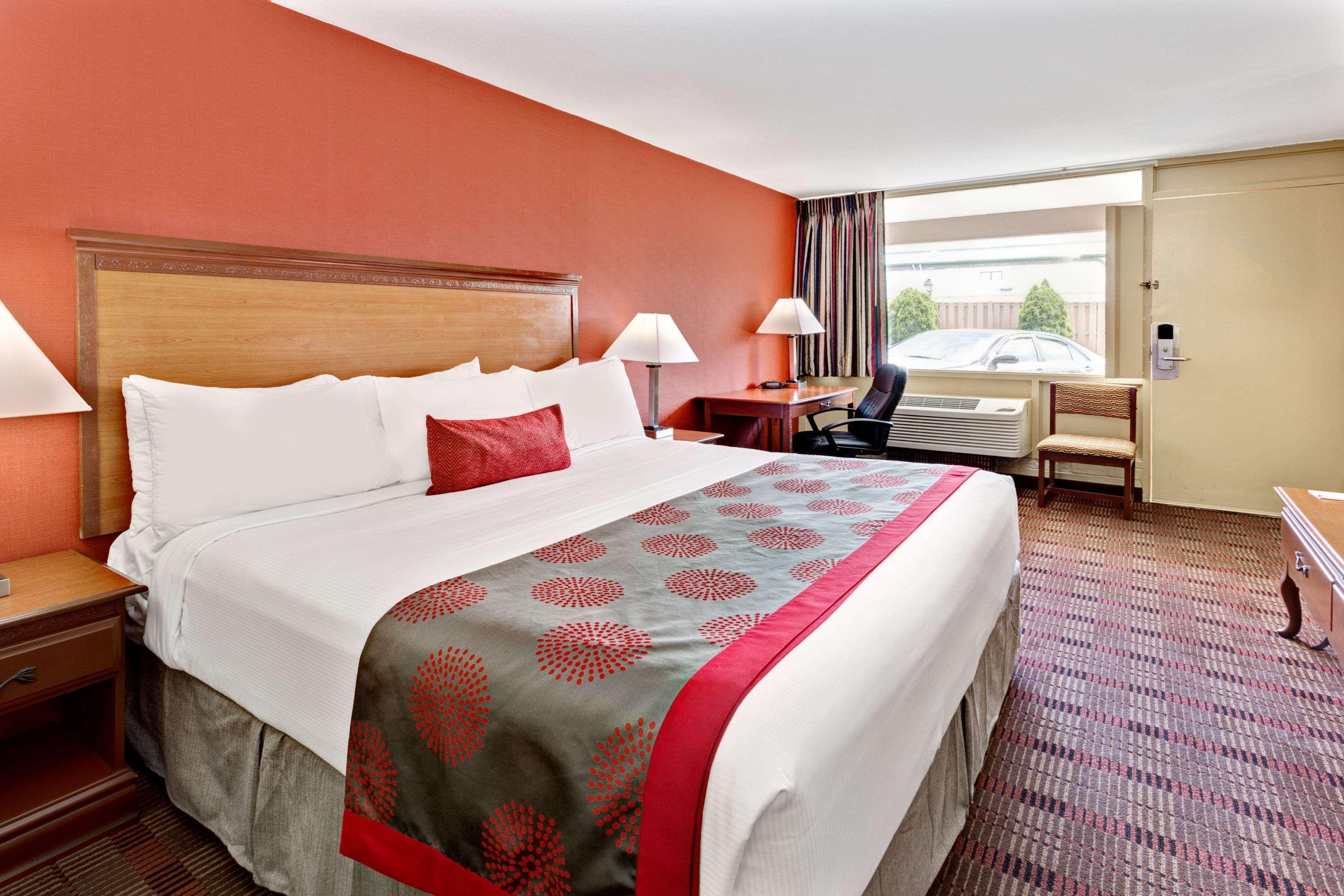 Ramada By Wyndham Baltimore West Exteriör bild