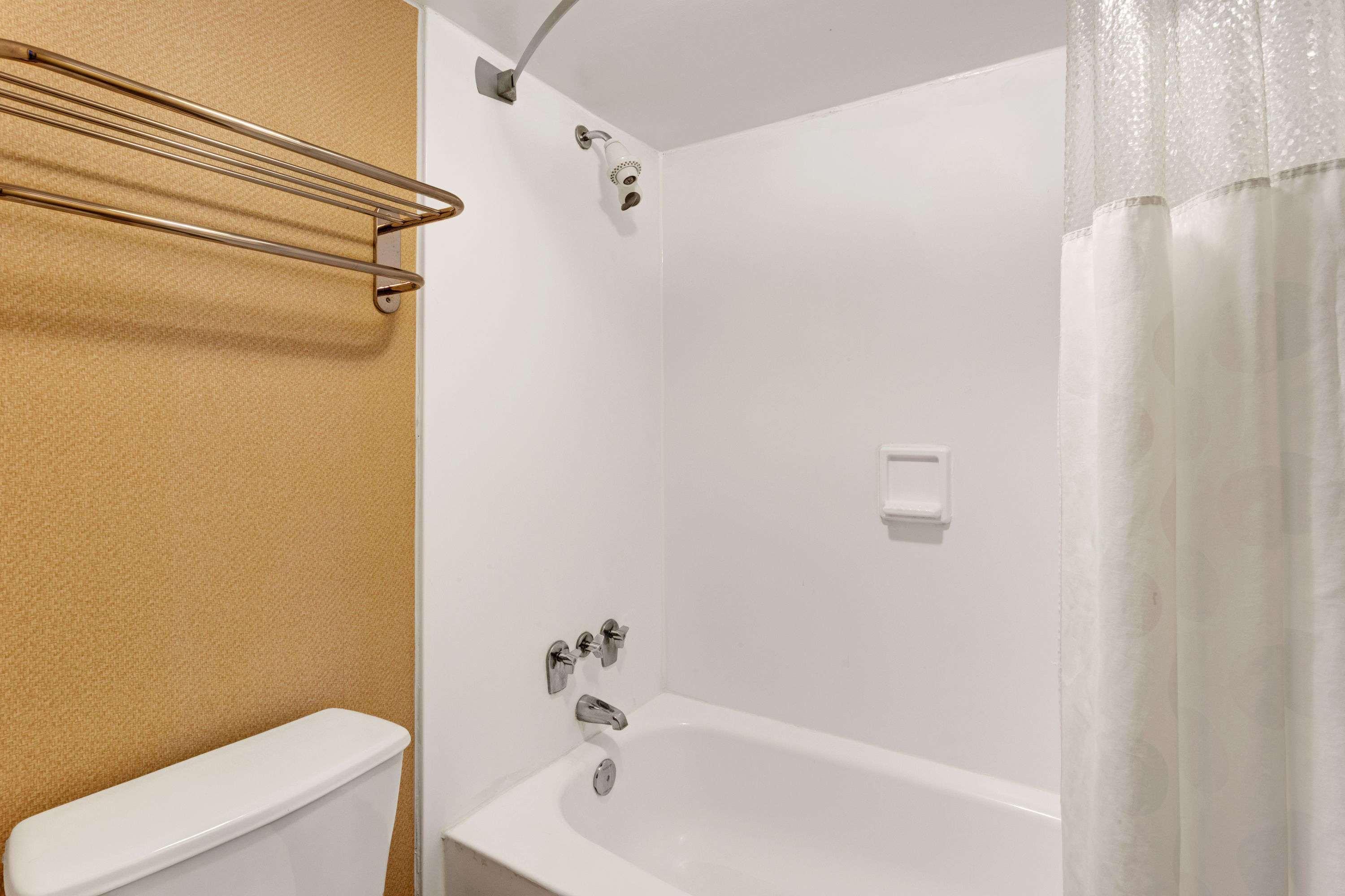 Ramada By Wyndham Baltimore West Exteriör bild