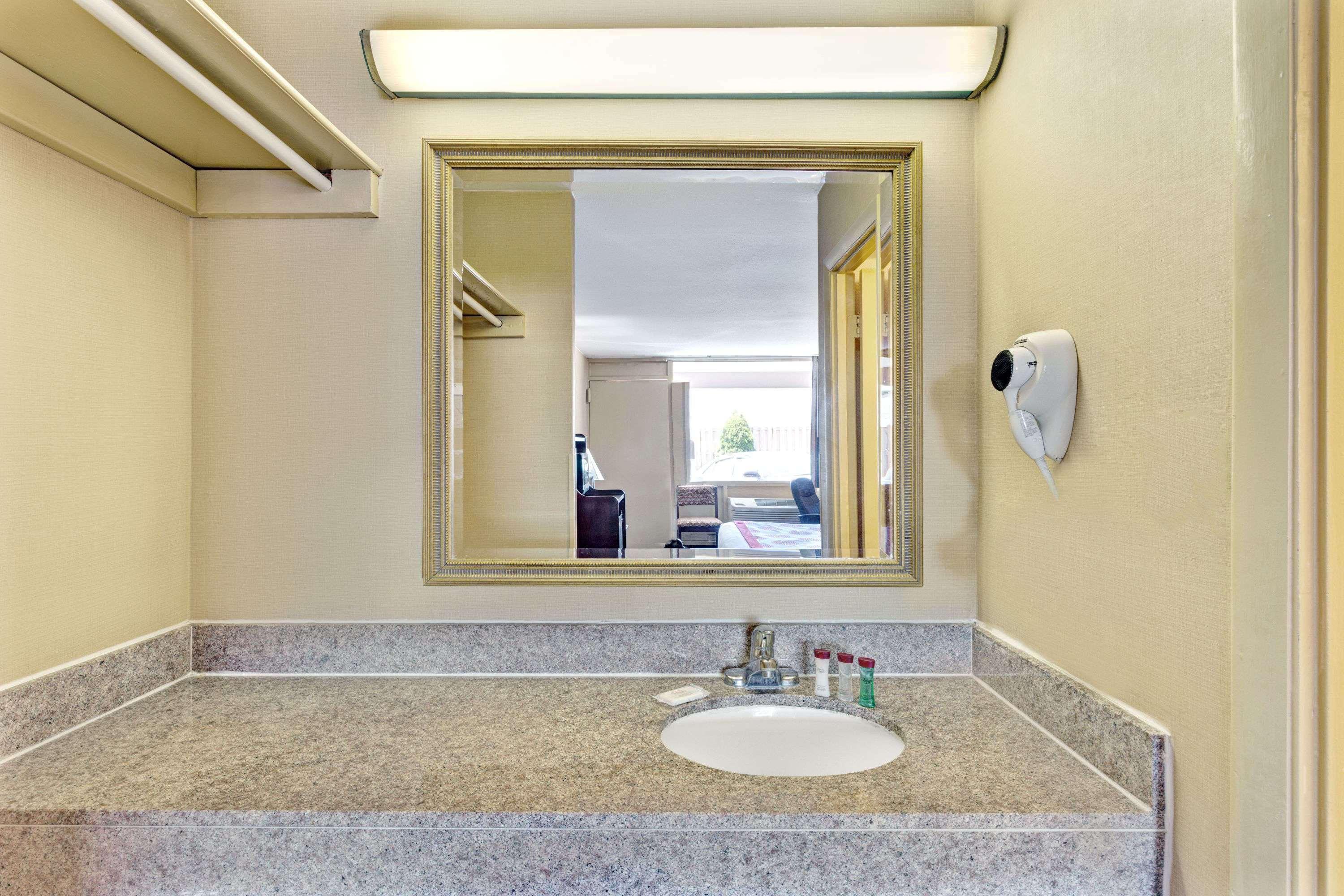 Ramada By Wyndham Baltimore West Exteriör bild